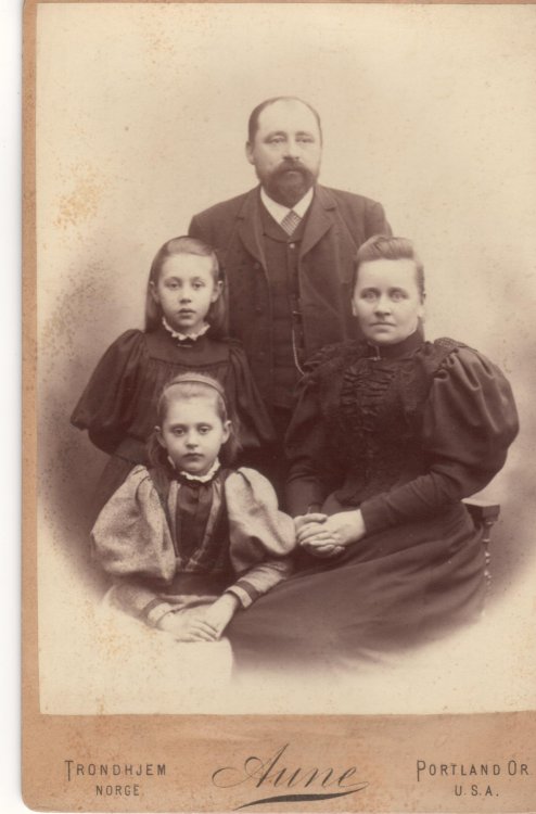 Johan Henrik Koen, KristineFjæren,Kristine(Titti) og Gudrun..jpg