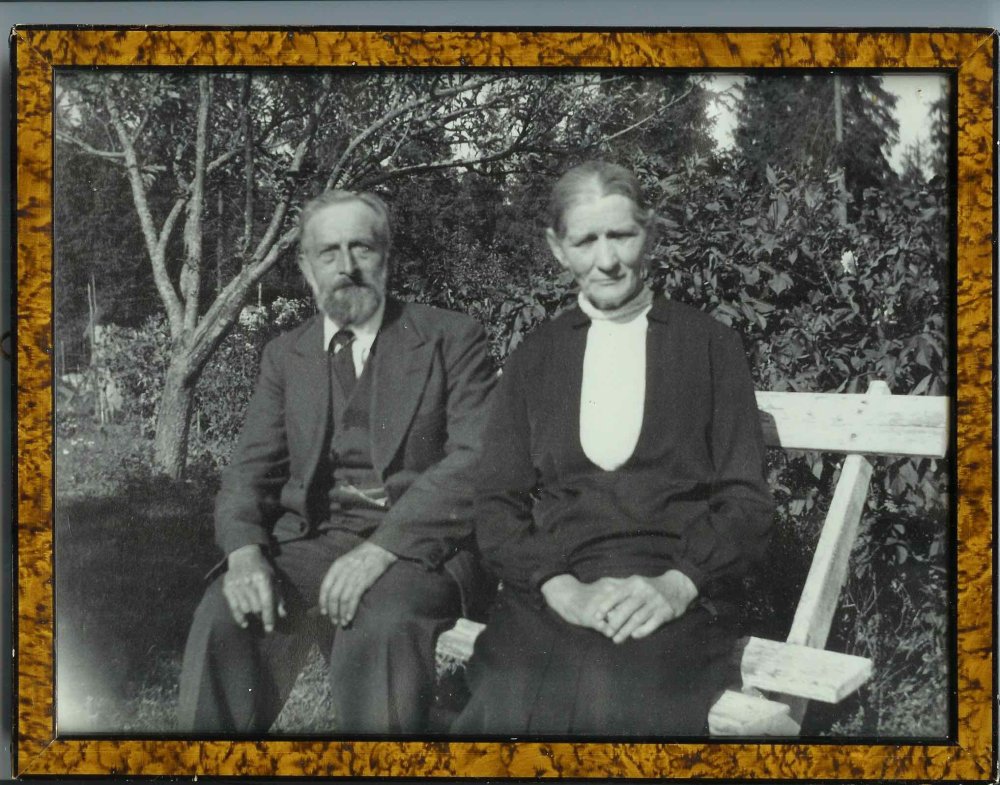 T0001 - Far og mor. Martinius og Anna Hansen SMALL.jpg